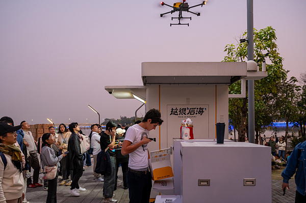 在深圳，外國游客體驗無人機外賣送餐。