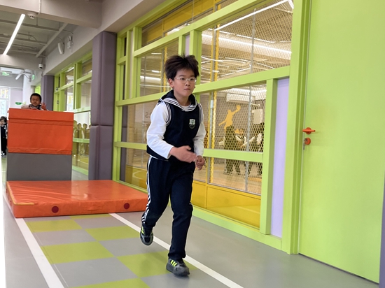 學(xué)生在南樓二層的體能教師訓(xùn)練。人民網(wǎng)記者孫競(jìng) 攝