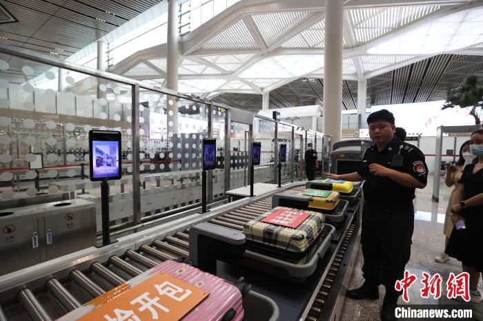 （高質(zhì)量發(fā)展調(diào)研行）探訪?？诿捞m國際機(jī)場封關(guān)運(yùn)作項(xiàng)目：將實(shí)現(xiàn)旅客“無感通關(guān)”