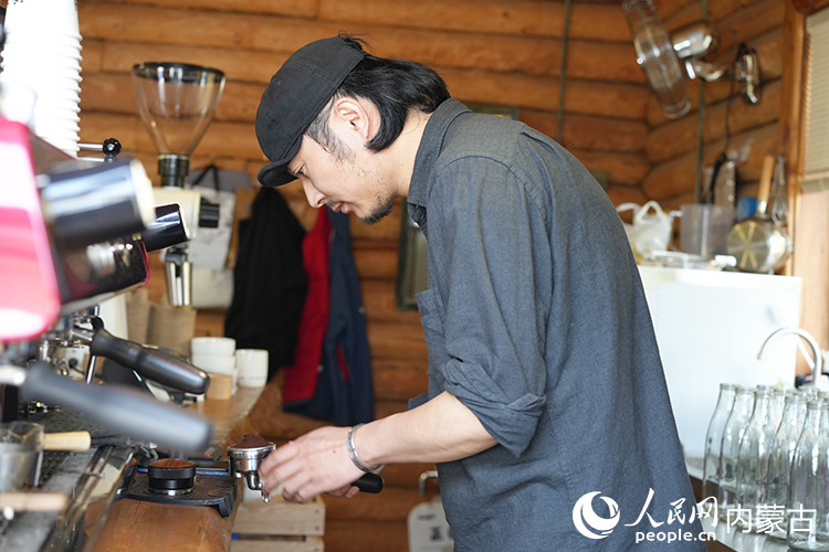 喻曉在小木屋中制作咖啡。人民網(wǎng)記者 李睿攝
