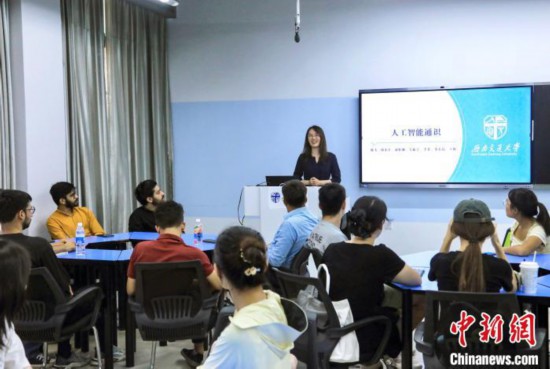 9月4日，西南交大首門人工智能通識(shí)課的第一課開(kāi)講。 中新社記者 王磊 攝