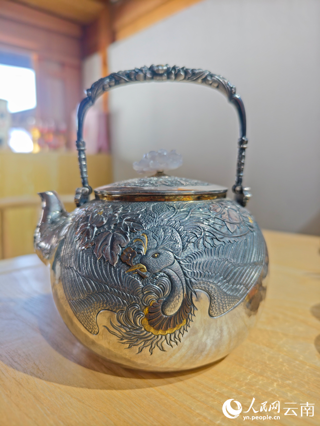李耀華制作的銀壺。人民網(wǎng)記者 符皓攝