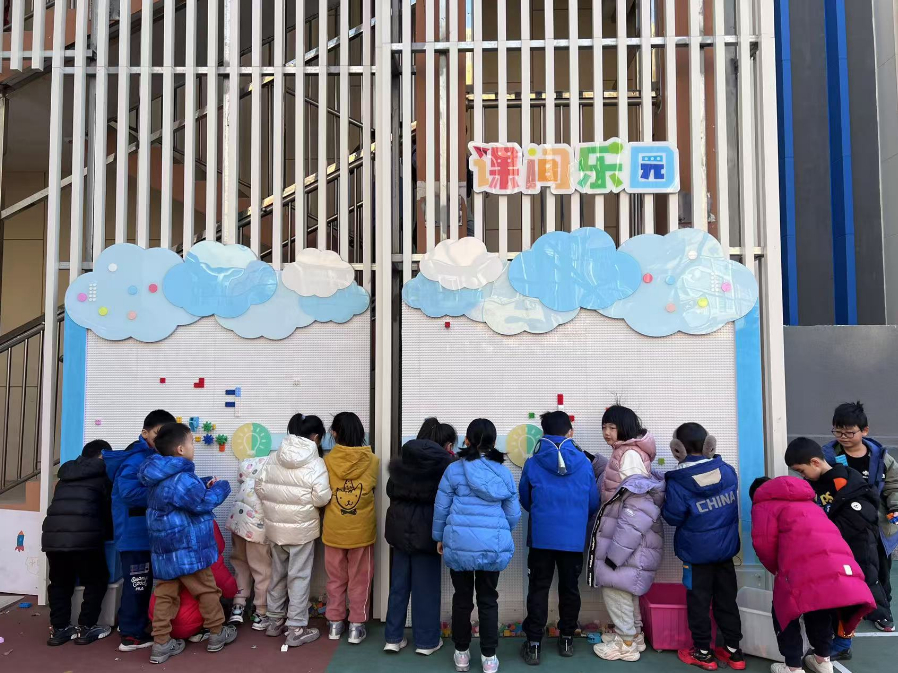 學(xué)生們?cè)谡n間樂(lè)園玩拼圖。人民網(wǎng) 白炅攝