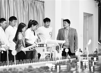 圖為天津大學(xué)智能與計(jì)算學(xué)部教師在沙盤教室內(nèi)給學(xué)生講授智能駕駛等方面的內(nèi)容。 新華社記者 趙子碩攝