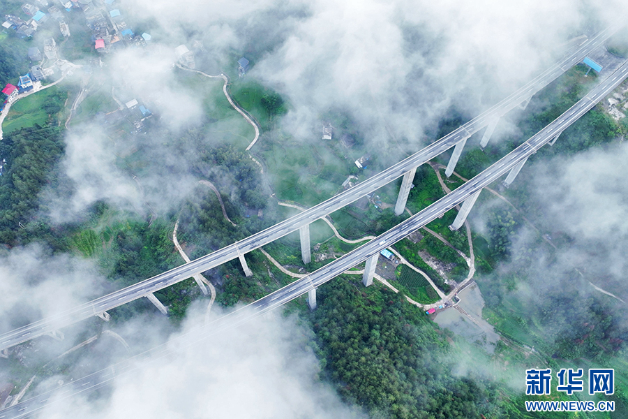 重慶:八月里云海流瀑 瞰群山如畫