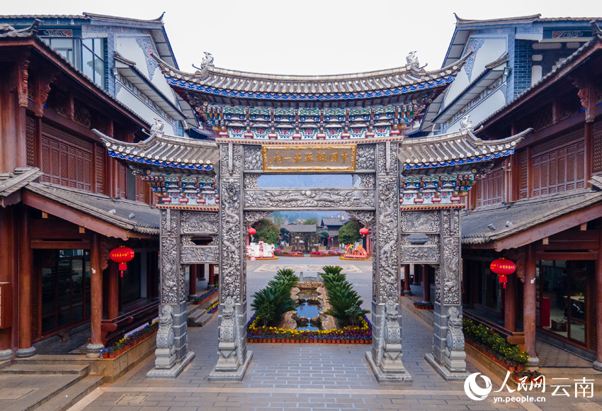 1.新華村耗銀近2.8噸建設(shè)的銀牌坊。人民網(wǎng)記者 符皓攝