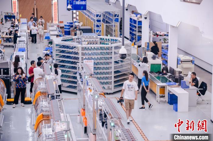 圖為莆田雙馳鞋業(yè)個(gè)性化定制示范工廠?！±钅宪?攝