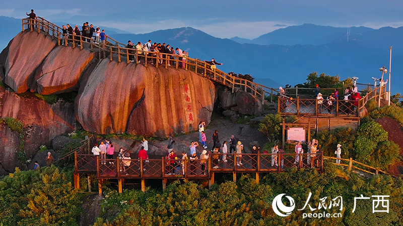 游客在觀賞日出。人民網(wǎng) 雷琦竣攝