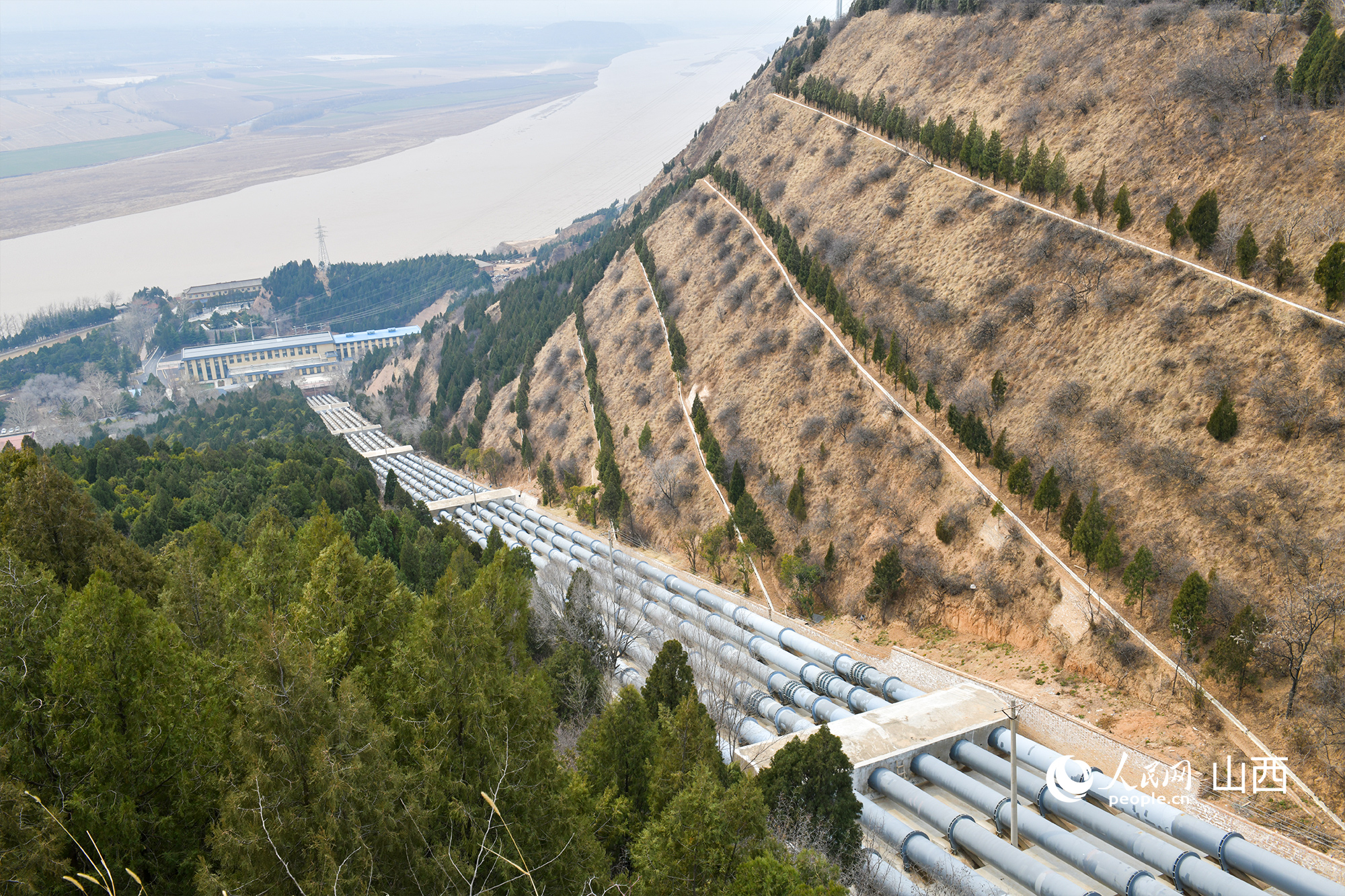 大禹渡灌區(qū)6條約700米的管道將黃河水引上旱塬。人民網(wǎng)記者 焦搏文攝