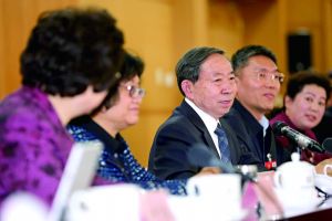 3月8日，全國政協(xié)舉行教育界別聯(lián)組會議，教育部部長袁貴仁右三到會聽取建議。