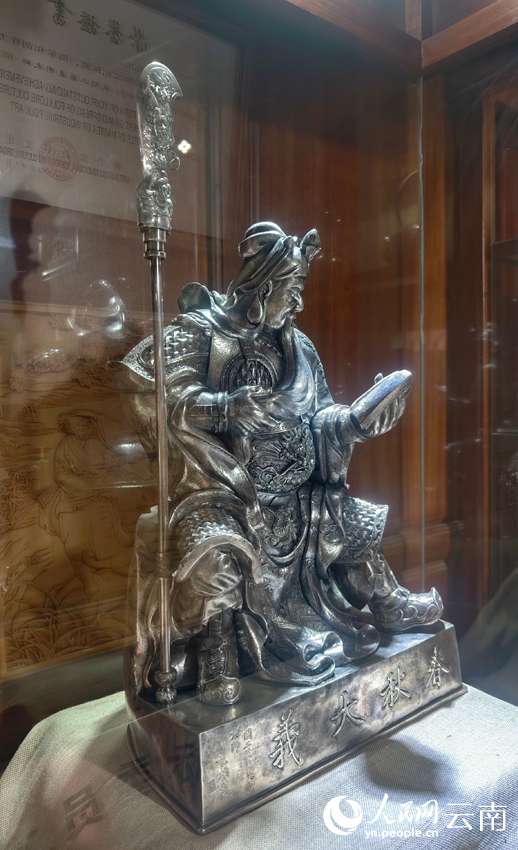 5寸發(fā)標(biāo)制作的關(guān)公像。人民網(wǎng)記者 符皓攝