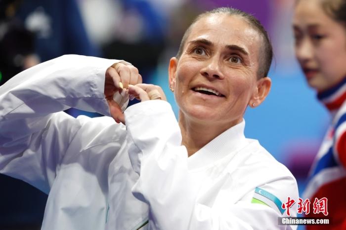 資料圖：9月28日，杭州第19屆亞運(yùn)會(huì)競(jìng)技體操女子跳馬決賽在黃龍?bào)w育中心體育館舉行。烏茲別克斯坦選手丘索維金娜以13.383分獲得該項(xiàng)目第四名。圖為丘索維金娜在賽后向觀眾比心。<a target='_blank' href='/'>中新社</a>記者 富田 攝