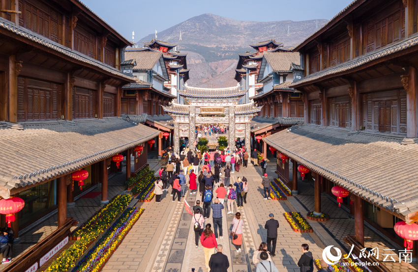 游客打卡新華村。人民網(wǎng)記者 符皓攝