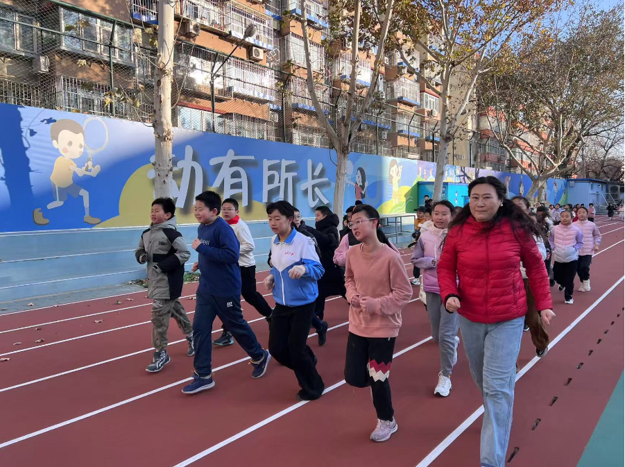 學(xué)生們?cè)诎嘀魅闻阃屡懿健H嗣窬W(wǎng) 白炅攝