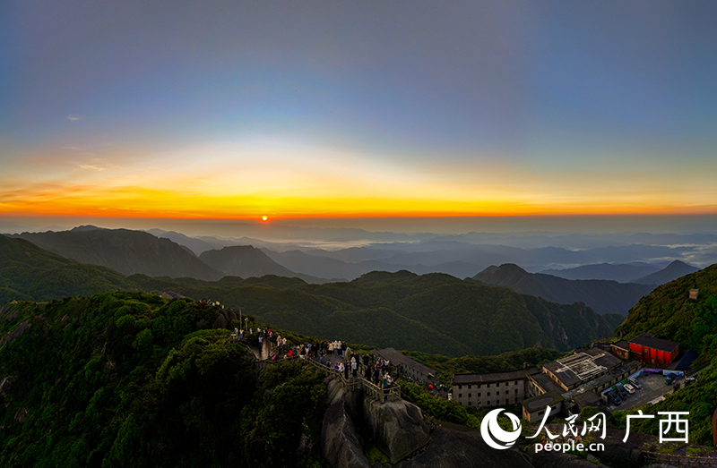紅日破云而出。人民網(wǎng) 雷琦竣攝