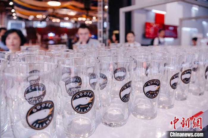 基地內(nèi)，各式啤酒文化周邊產(chǎn)品在出售?！±钅宪?攝