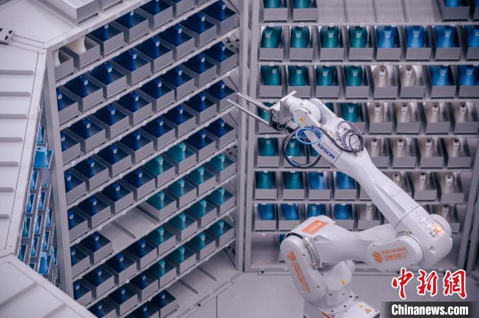 車間里，鞋楦配送機(jī)械臂在有序工作?！±钅宪?攝