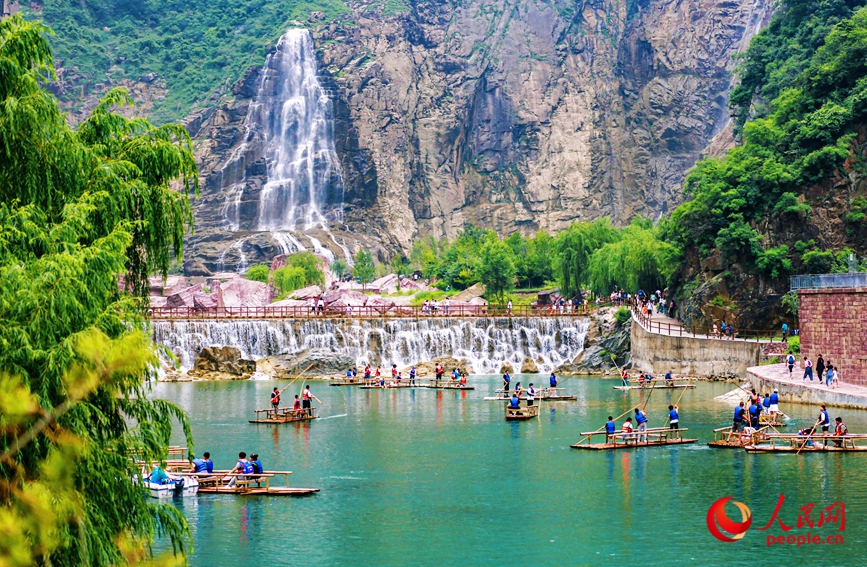 泛舟水上，成為酷熱夏季的一個避暑良方。人民網(wǎng)記者 王佩攝