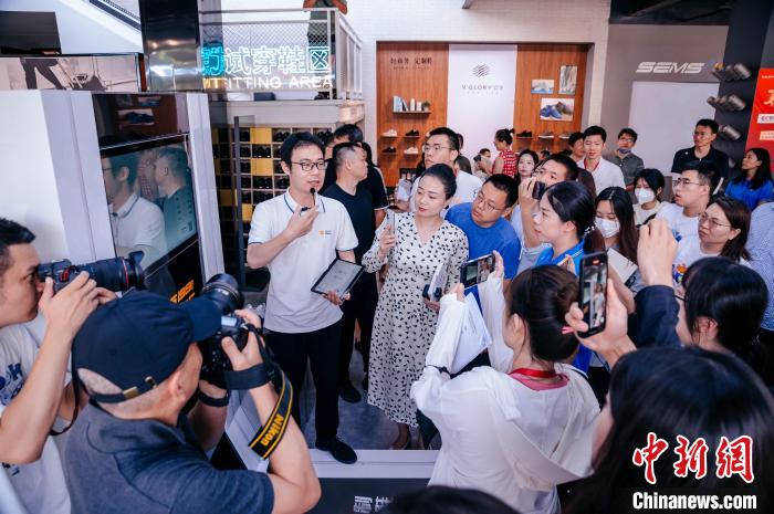 定制示范工廠可從腳型測(cè)量?jī)x采集數(shù)據(jù)，按需進(jìn)行“私人訂制”?！±钅宪?攝