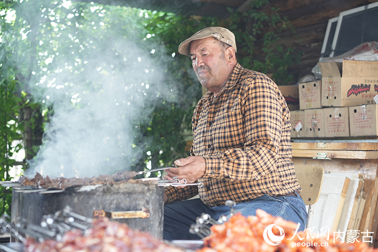 孫金花家庭小院內(nèi)，正在烤制肉串。人民網(wǎng)記者 李睿攝