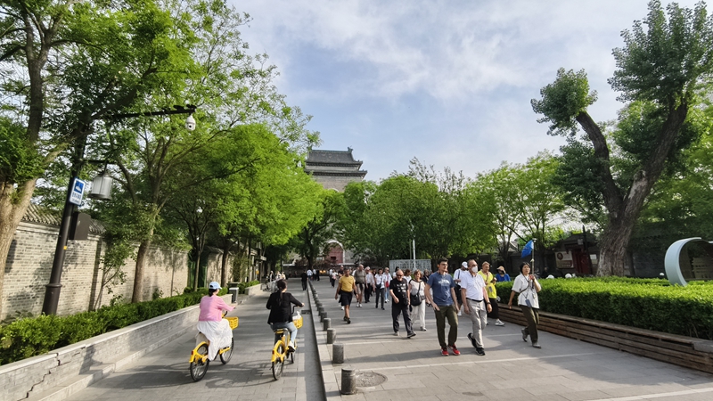 外國游客游覽北京鼓樓。人民網記者 李楠樺攝