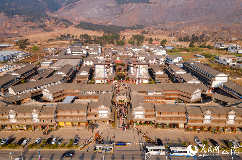 密布銀器加工作坊的新華村。人民網(wǎng)記者 符皓攝