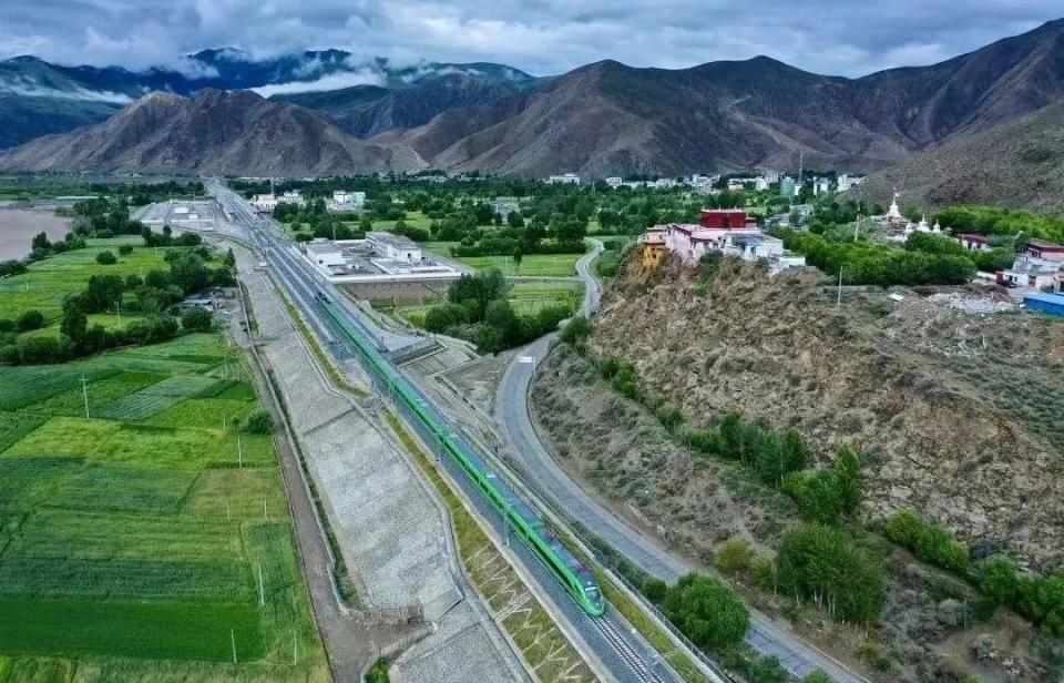 ?高原動(dòng)集動(dòng)車組。中國(guó)中車供圖。