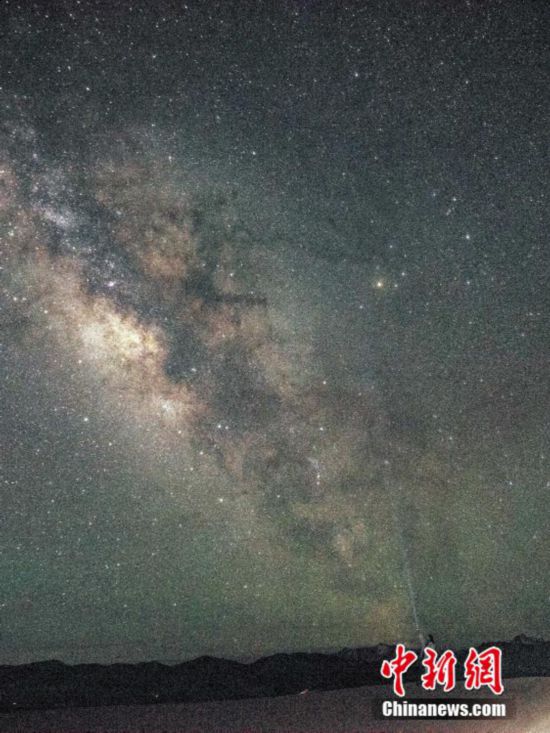 圖為6月20日晚游客在西藏阿里暗夜公園，與銀河“合影”。曹枝清 攝