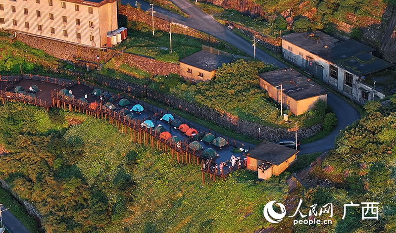 山頂露營(yíng)區(qū)。人民網(wǎng) 雷琦竣攝