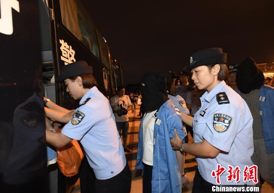 犯罪嫌疑人被押上押解車?!“苍?攝