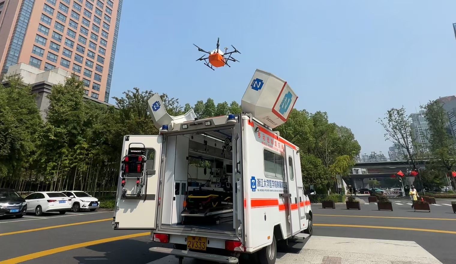 浙江大學(xué)醫(yī)學(xué)院附屬第二醫(yī)院5G急救車(chē)搭載的無(wú)人機(jī)正在起飛。人民網(wǎng)記者 申佳平攝