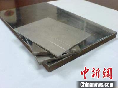 企業(yè)展示的金屬?gòu)?fù)合材料產(chǎn)品?！垕I子 攝