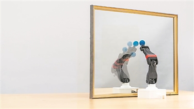  圖為機(jī)器人觀察自己在鏡子中的倒影，學(xué)習(xí)自身的形態(tài)和運(yùn)動(dòng)學(xué)，實(shí)現(xiàn)自主模擬。圖片來源：美國哥倫比亞大學(xué)