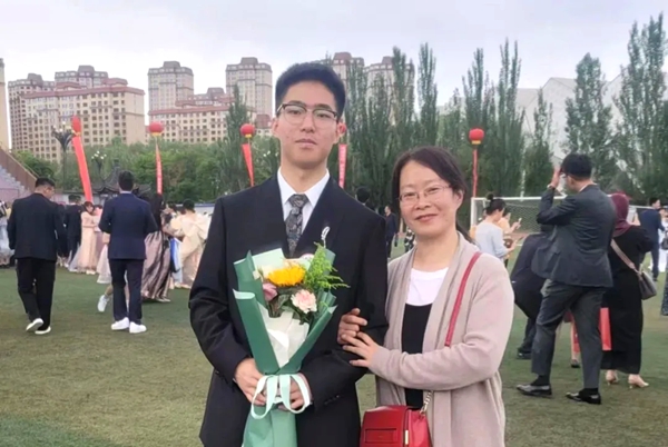 劉傲寒和媽媽合影。北航供圖