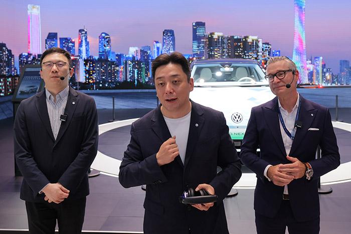 11月17日，上汽大眾汽車有限公司銷售與市場執(zhí)行副總經(jīng)理、上海上汽大眾汽車銷售有限公司總經(jīng)理俞經(jīng)民(中間)參加廣州車展展臺活動。 上汽大眾 供圖