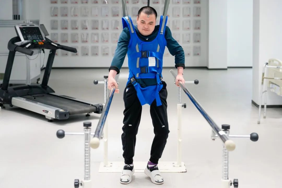 在術(shù)后第14天，患者依靠自身運(yùn)動(dòng)意圖行走。復(fù)旦大學(xué)供圖