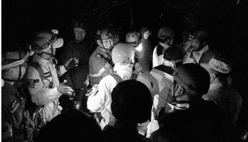 救援隊(duì)在龍山搜尋。