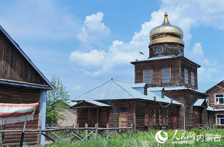 頗具特色的“木刻楞”房屋。人民網(wǎng)記者 齊浩男攝