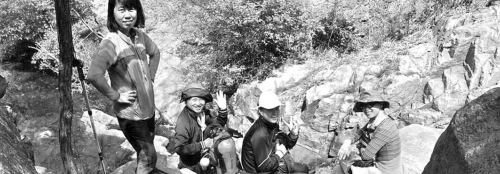 近日，資深驢友隨哥組織驢友到濟(jì)南仲宮太甲山游玩。圖為驢友正在山路上休息。隨哥供圖