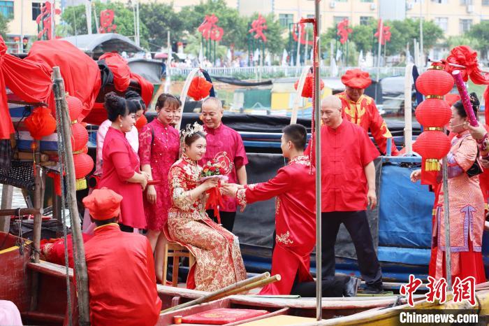 連家船民婚俗秀之迎親禮和成親禮?！×珠派?攝