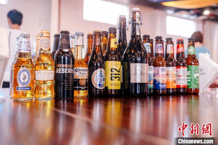 莆田基地主要生產(chǎn)全球旗艦品牌百威、科羅娜、貝克等啤酒，并生產(chǎn)雪津啤酒、雪山啤酒、藍妹啤酒等。　李南軒 攝