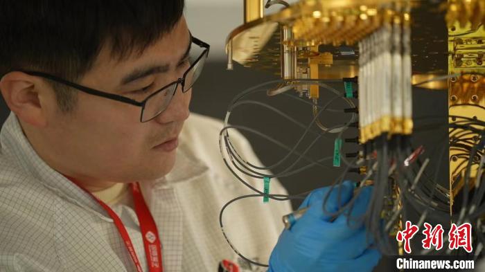 科研人員正在組裝超導(dǎo)量子計算機。