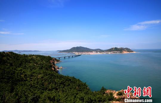 煙臺環(huán)境優(yōu)美、氣候宜人，遍布的海水浴場、濱海觀光景點(diǎn)為游艇帆船產(chǎn)業(yè)發(fā)展創(chuàng)造了條件。(資料圖) 楊兵 攝