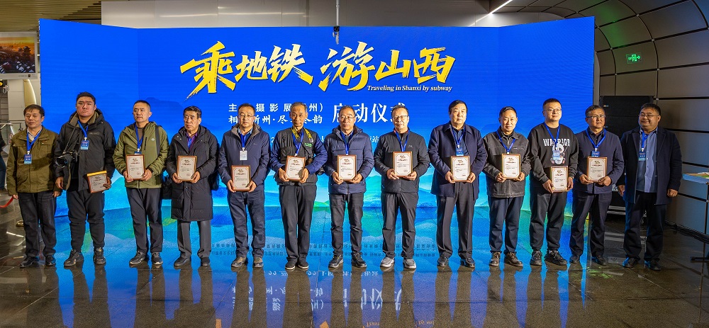 活動(dòng)為參展攝影家頒發(fā)入展證書。