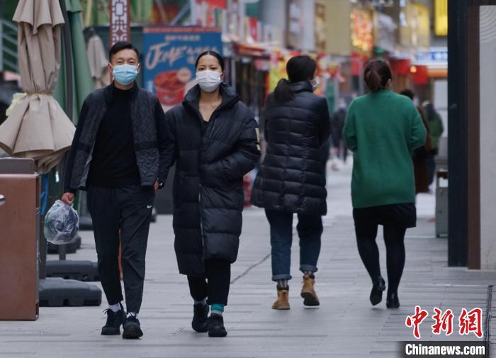 圖為市民穿羽絨服出行?！●R銘言 攝