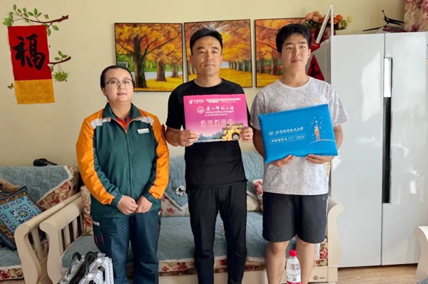 劉傲寒父子收到錄取通知書。北航供圖