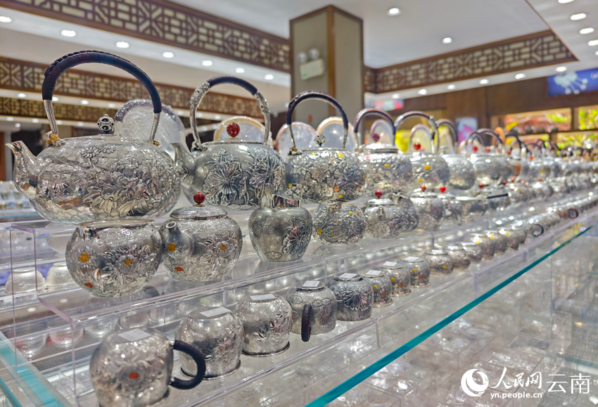 新華村一家銀器店里的各類(lèi)銀器。人民網(wǎng)記者 符皓攝