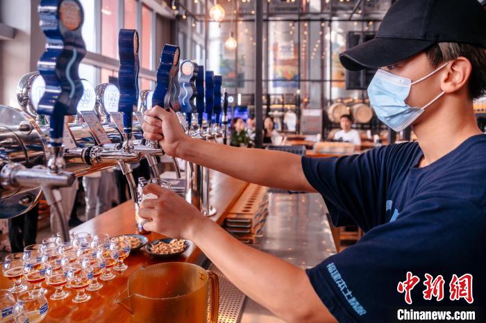 圖為百威雪津啤酒莆田基地工作人員正在打酒?！±钅宪?攝